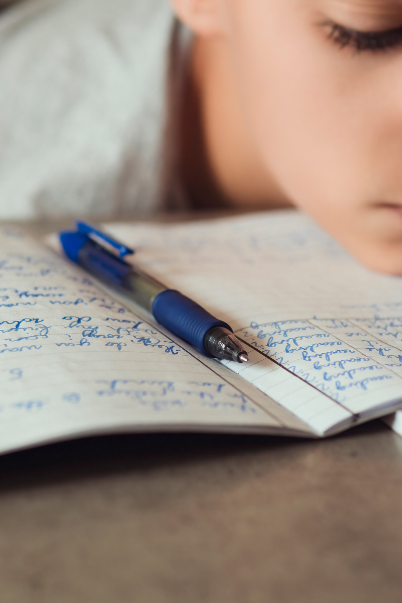 La sophrologue va donc accompagner l’enfant Dys et lui permettre de se reconnecter petit à petit à ses ressources : qualités, forces, compétences.
L’entrainement ludique et l’assiduité dans les exercices en sophrologie favorisent l’intégration progressive de la pratique. Ils visent à amener l’enfant à l’autonomie. Ainsi il pourra à tout moment de sa vie utiliser les outils qu’il aura appris mais surtout intégrés et ancrés en lui.

Mon fils a vu sa sophrologue il y a maintenant 7 ans, durant 3 mois à raison d’une séance par semaine. Il utilise toujours les exercices de sa boite à outils pour se sortir de son stress, de son appréhension face à la lecture, pour se sentir plus fort lors d’oraux. Il a appris à gérer sa différence qui le rend tellement spécial comme tous les enfant Dys.

N’hésitez pas à essayer la sophrologie pour apporter une aide complémentaire à votre enfant ! N’hésitez plus, prenez contact avec moi 

La sophrologue va donc accompagner l’enfant Dys et lui permettre de se reconnecter petit à petit à ses ressources : qualités, forces, compétences.
L’entrainement ludique et l’assiduité dans les exercices en sophrologie favorisent l’intégration progressive de la pratique. Ils visent à amener l’enfant à l’autonomie. Ainsi il pourra à tout moment de sa vie utiliser les outils qu’il aura appris mais surtout intégrés et ancrés en lui.

Mon fils a vu sa sophrologue il y a maintenant 7 ans, durant 3 mois à raison d’une séance par semaine. Il utilise toujours les exercices de sa boite à outils pour se sortir de son stress, de son appréhension face à la lecture, pour se sentir plus fort lors d’oraux. Il a appris à gérer sa différence qui le rend tellement spécial comme tous les enfant Dys.

N’hésitez pas à essayer la sophrologie pour apporter une aide complémentaire à votre enfant ! N’hésitez plus, prenez contact avec moi 

sophrologie-et-Dyslexie

